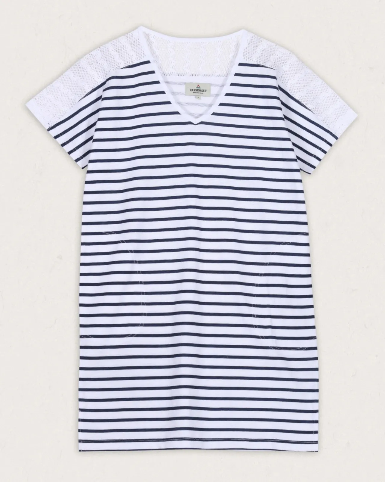 olive_bergroes_tshirtkleid_aus_recycelter_baumwolle__marine_streifen_4.webp Hot Olive übergroßes T-Shirt-Kleid aus recycelter Baumwolle - Marine Streifen Damen Kleider & Röcke