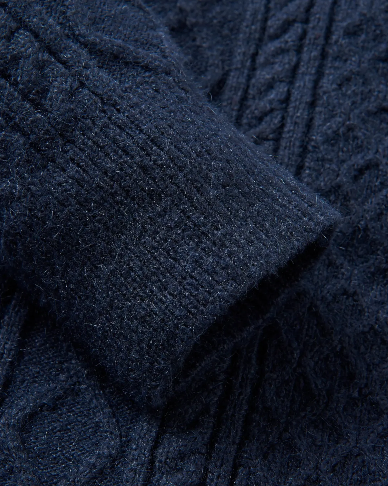 sandbar_kabelstrickpullover__tiefes_marineblau_4.webp Fashion Sandbar Kabelstrickpullover - Tiefes Marineblau Herren Strickwaren