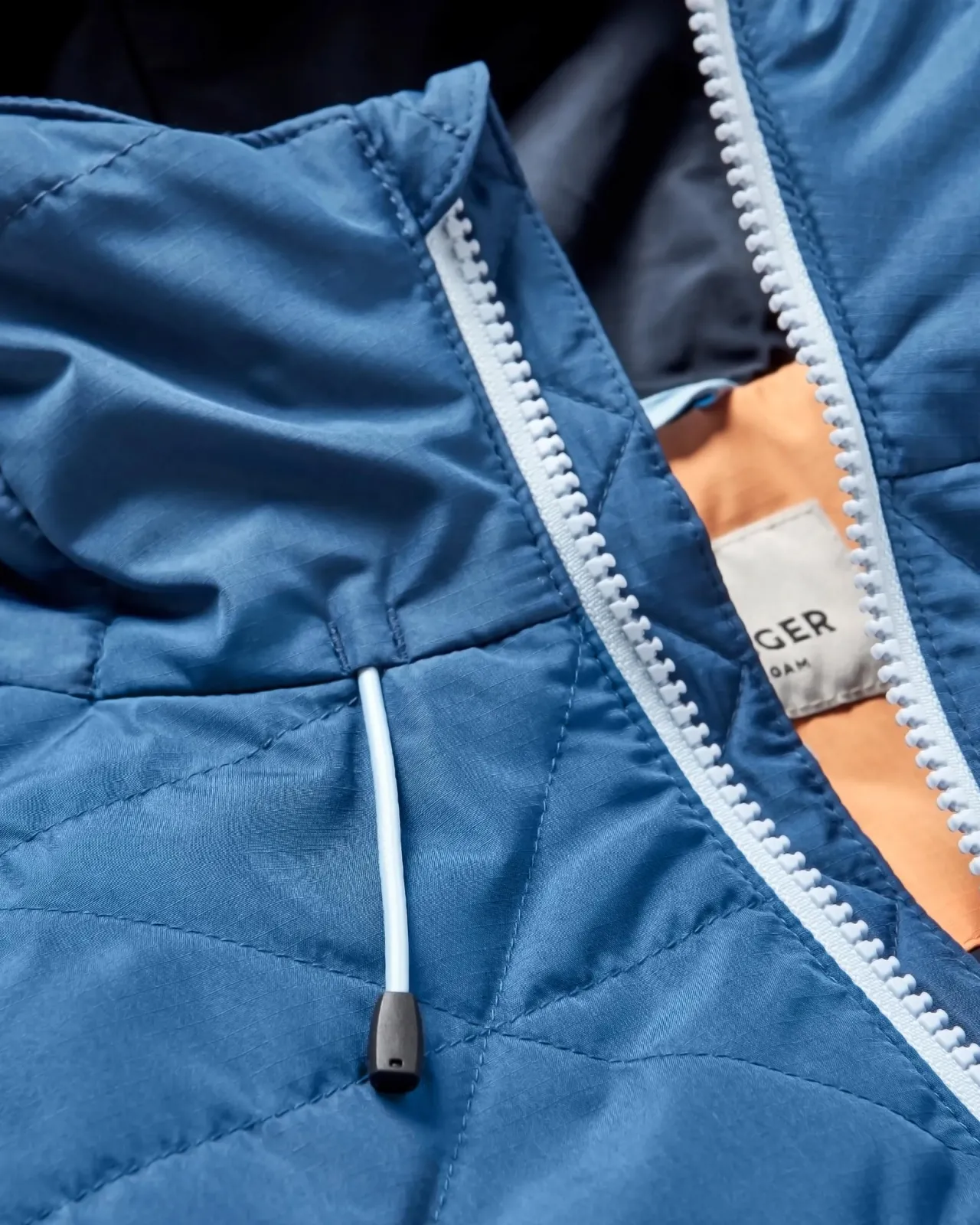 singletrack_recycelte_thermoreisolierjacke__dunkelblauaprikose_8.webp Outlet Singletrack Recycelte Thermore®-Isolierjacke - Dunkelblau/Aprikose Damen Jacken