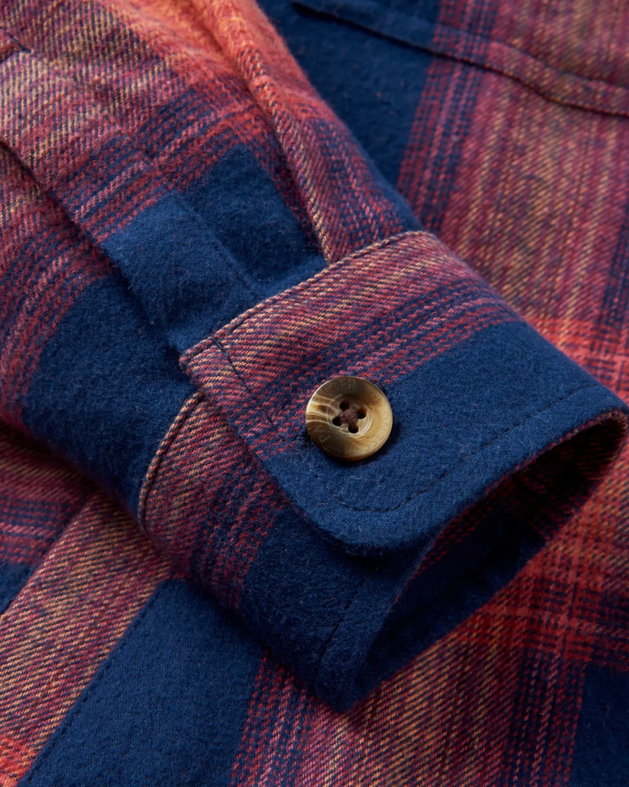 stella_biobaumwolllangarmshirt__reiches_marineblau_roter_ocker_karo_11.webp Outlet Stella Bio-Baumwoll-Langarmshirt - Reiches Marineblau/ Roter Ocker Karo Damen Hemden