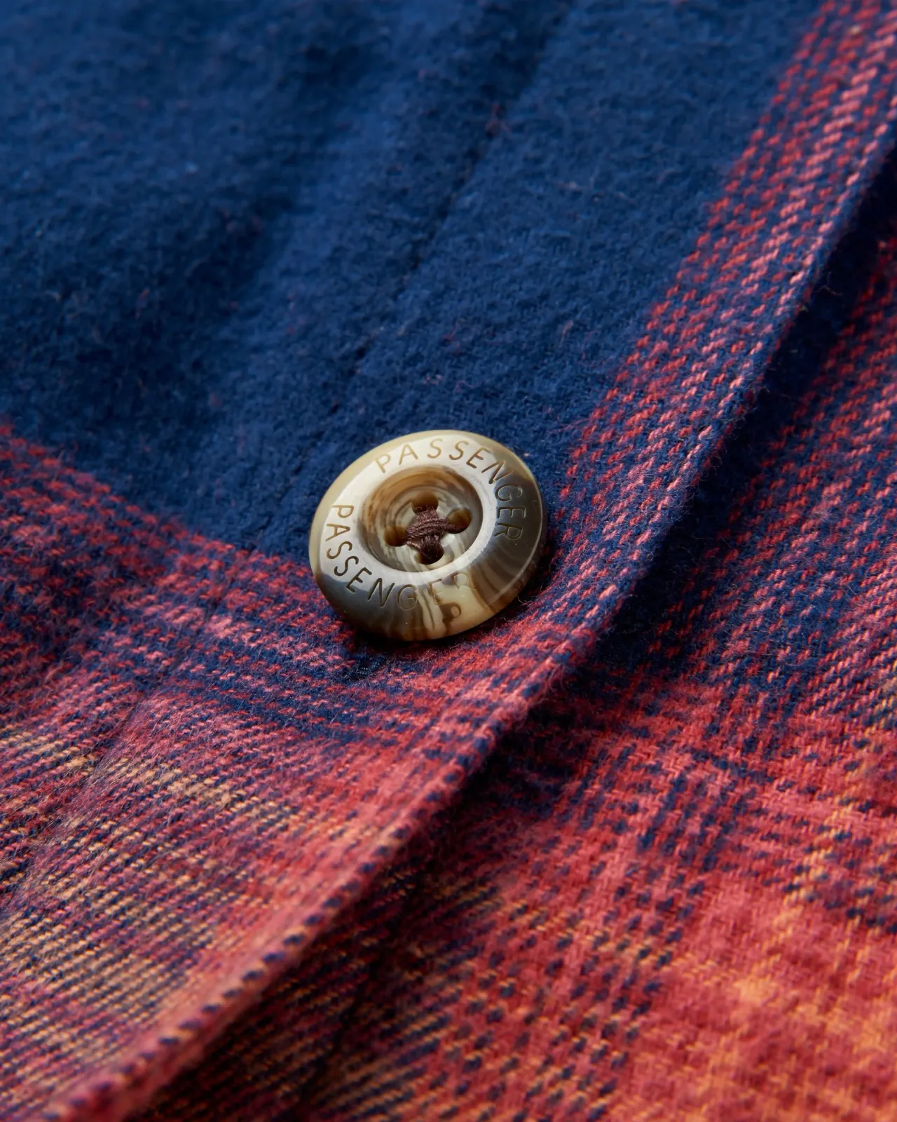 stella_biobaumwolllangarmshirt__reiches_marineblau_roter_ocker_karo_7.webp Outlet Stella Bio-Baumwoll-Langarmshirt - Reiches Marineblau/ Roter Ocker Karo Damen Hemden