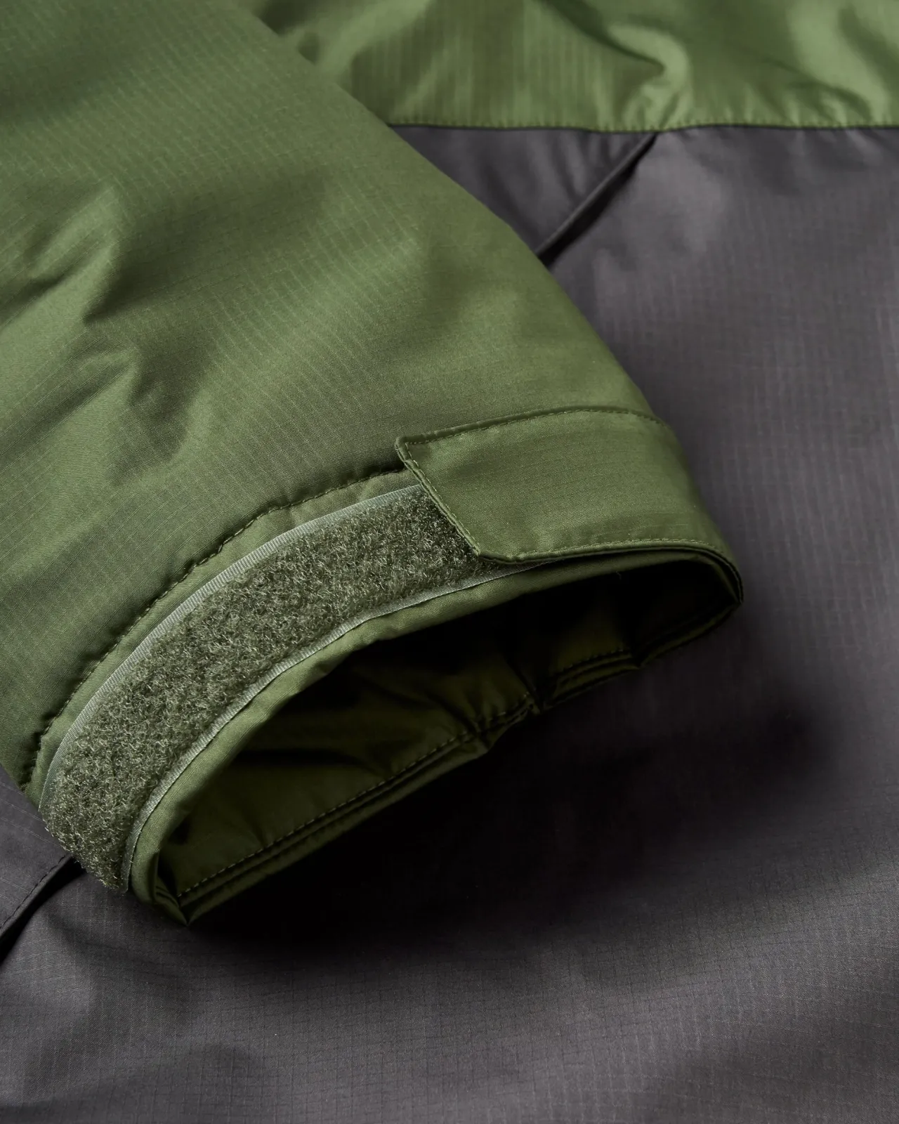 tempest_recycelter_wasserdichter_surfponcho__tannengrn_schwarz_9.webp Shop Tempest Recycelter Wasserdichter Surf-Poncho - Tannengrün/ Schwarz Surf-ponchos | Surf-ponchos