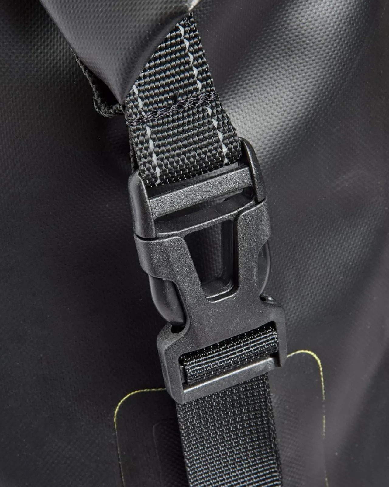 tide_rucksack_aus_recyceltem_trockensack_l___schwarz_10.webp Shop Tide Rucksack aus recyceltem Trockensack 25L - Rucksäcke | Wasserdichte Taschen