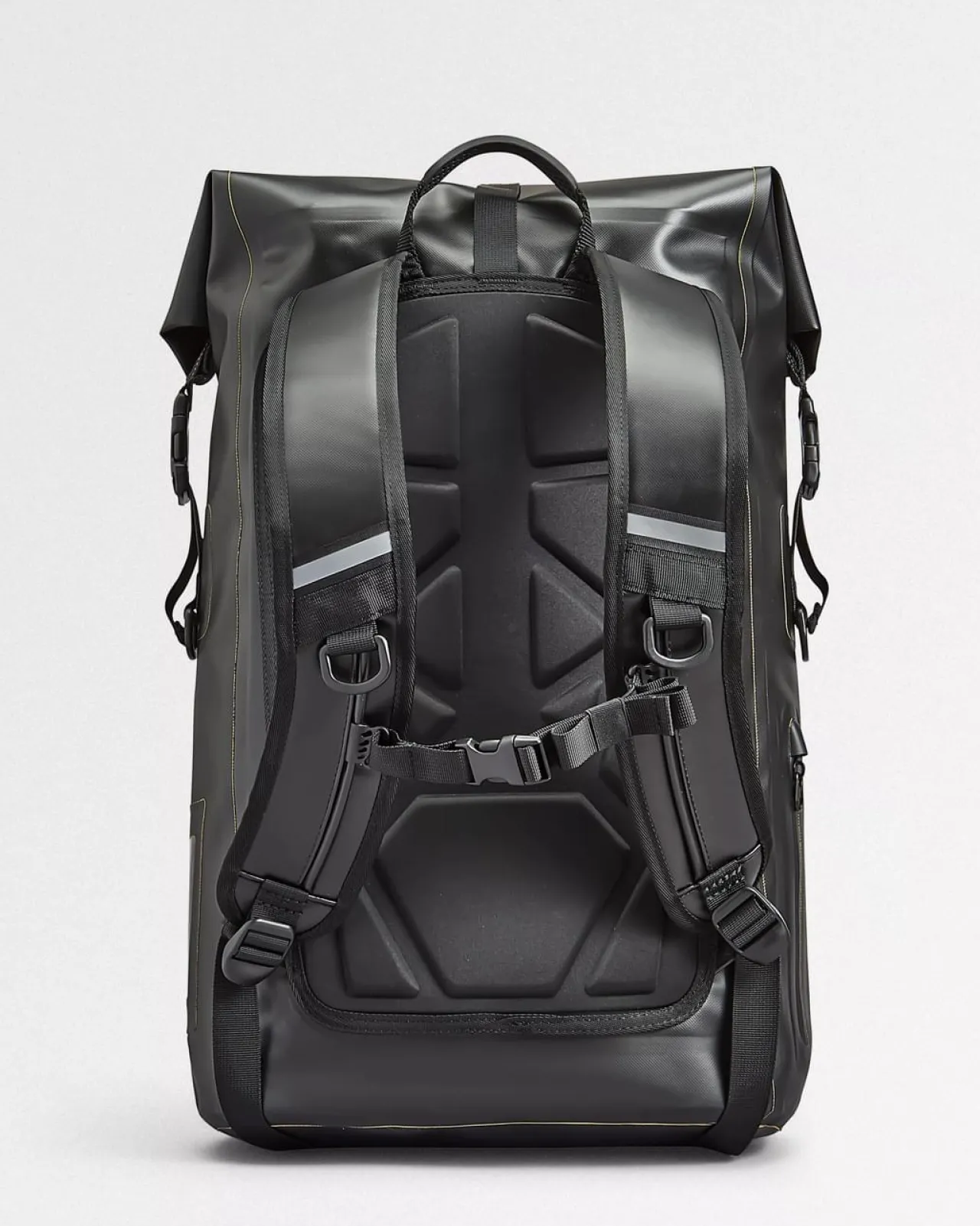 tide_rucksack_aus_recyceltem_trockensack_l___schwarz_6.webp Shop Tide Rucksack aus recyceltem Trockensack 25L - Rucksäcke | Wasserdichte Taschen
