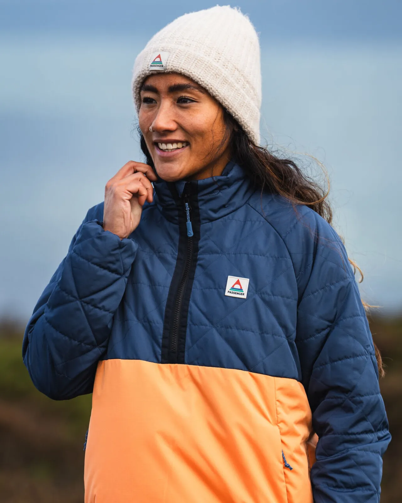 trace_recycelte_thermore_isolierte_jacke__dunkelblauaprikose_3.webp Outlet Trace Recycelte Thermore® Isolierte Jacke - Dunkelblau/Aprikose Damen Jacken