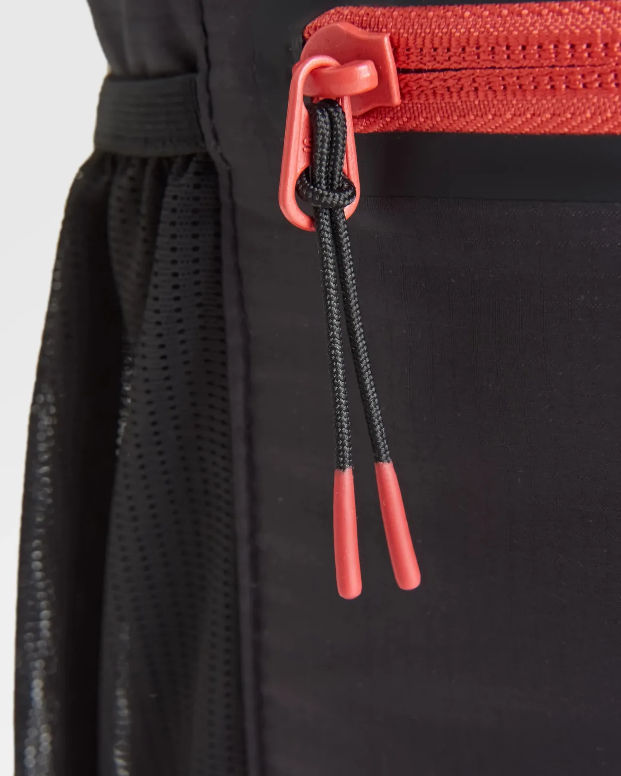 trail_light_packbarer_rucksack_aus_recyceltem_material__schwarz_4.webp Shop Trail Light Packbarer Rucksack aus recyceltem Material - Rucksäcke | Rucksäcke & Taschen
