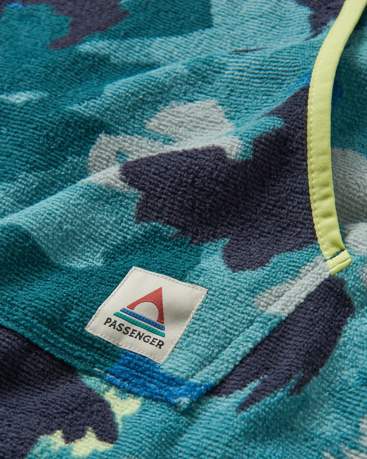 tulum_recycelter_handtuchponcho__alpine_camo_khaki_3.webp Store Tulum Recycelter Handtuch-Poncho - Alpine Camo Khaki Handtücher | Surf-ponchos