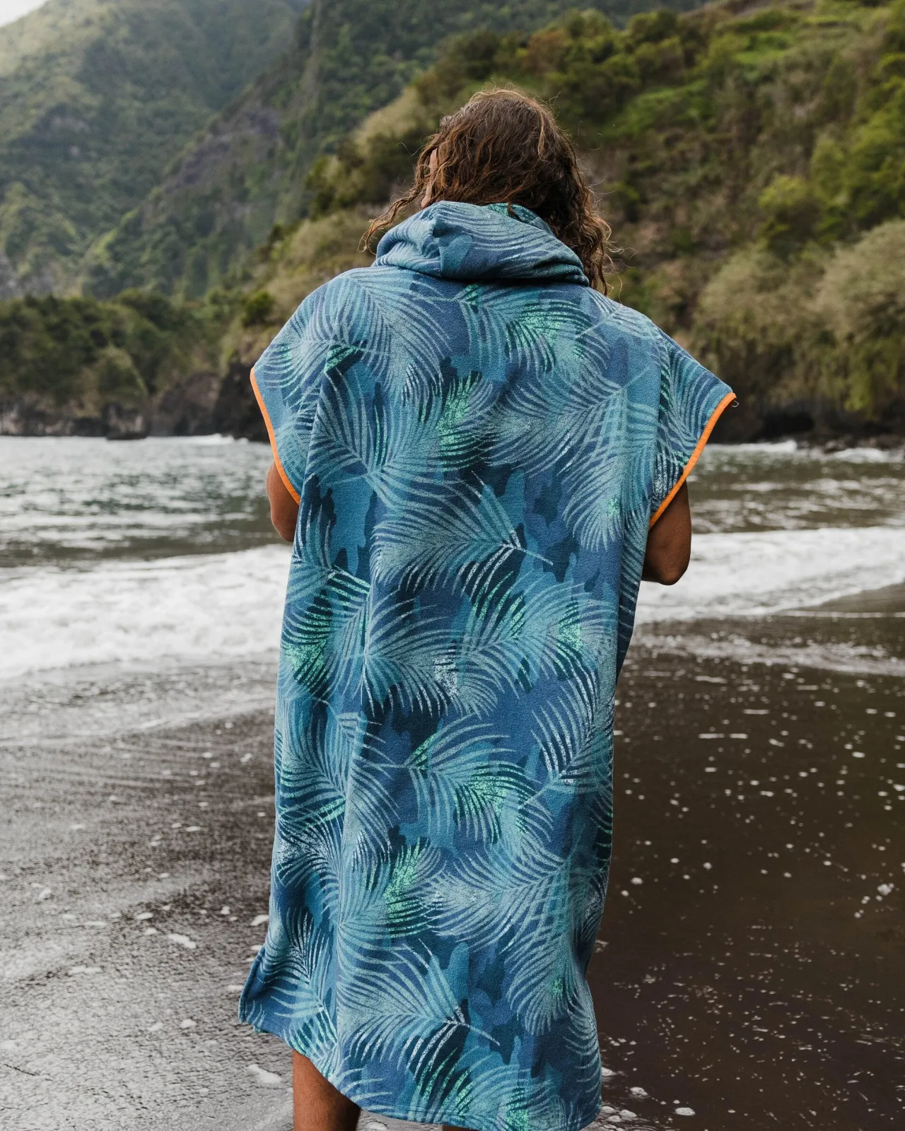 tulum_recycelter_surfponcho__palm_camo_moonlight_2.webp Store Tulum Recycelter Surf-Poncho - Palm Camo Moonlight Surf-ponchos | Surf-ponchos