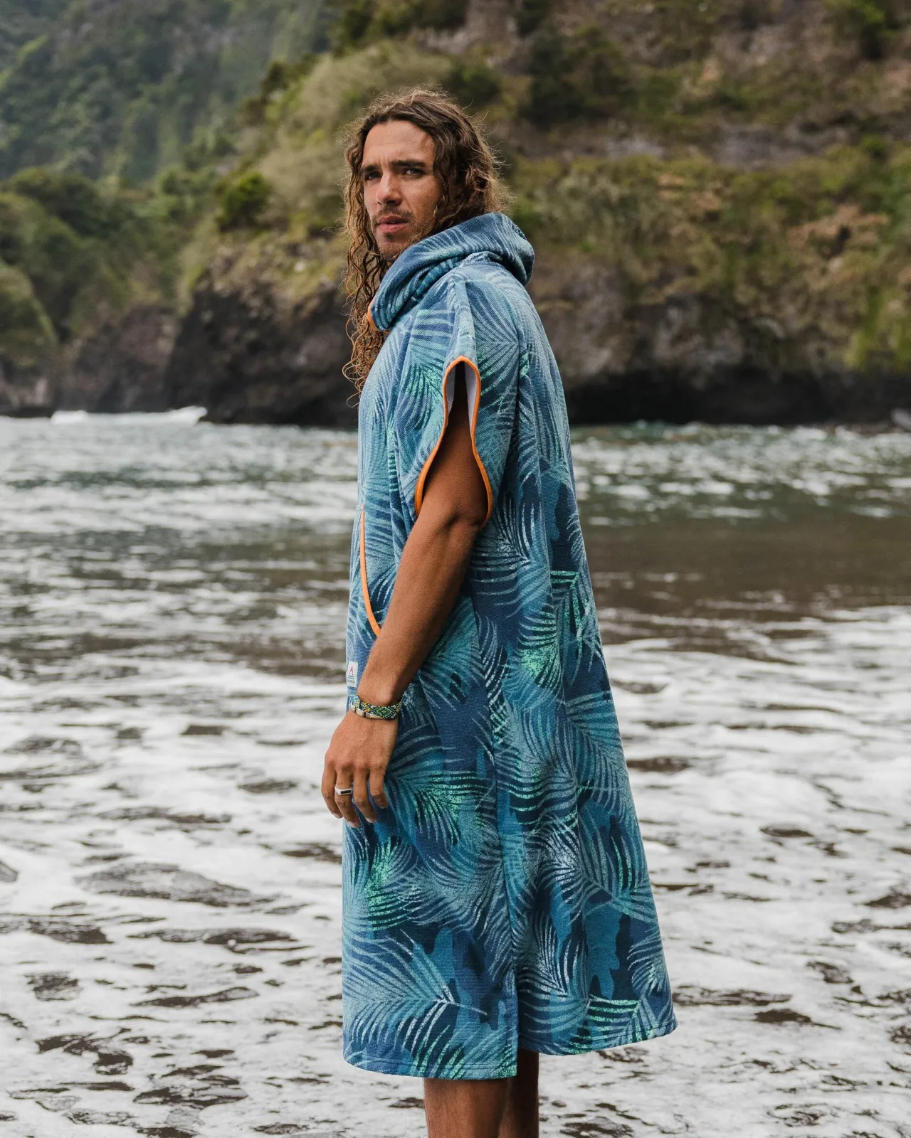 tulum_recycelter_surfponcho__palm_camo_moonlight_3.webp Store Tulum Recycelter Surf-Poncho - Palm Camo Moonlight Surf-ponchos | Surf-ponchos