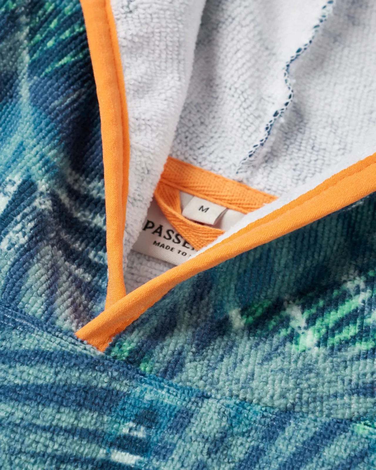 tulum_recycelter_surfponcho__palm_camo_moonlight_5.webp Store Tulum Recycelter Surf-Poncho - Palm Camo Moonlight Surf-ponchos | Surf-ponchos