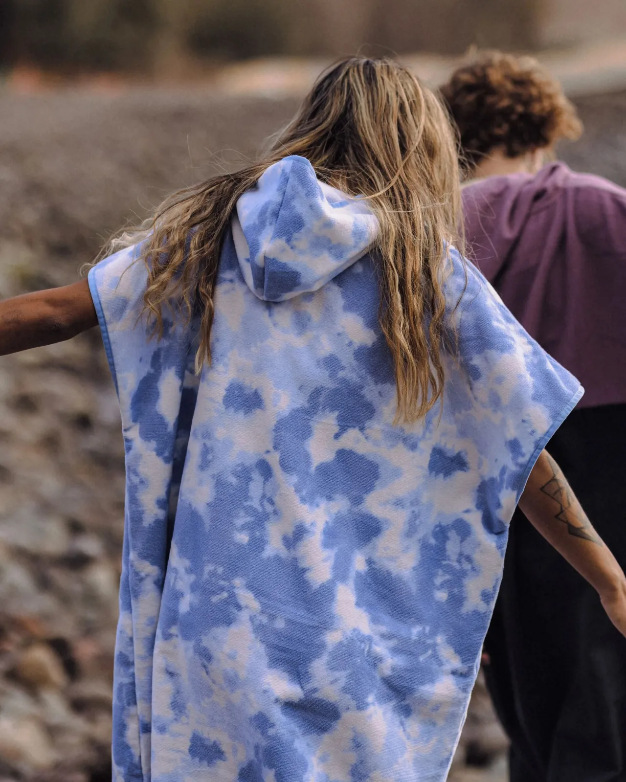 tulum_recycelter_surfponcho__tie_dye_kornblume_2.webp Sale Tulum Recycelter Surf-Poncho - Tie Dye Kornblume Handtücher | Surf-ponchos