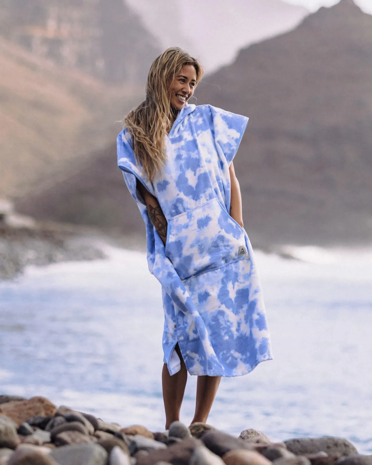 tulum_recycelter_surfponcho__tie_dye_kornblume_4.webp Sale Tulum Recycelter Surf-Poncho - Tie Dye Kornblume Handtücher | Surf-ponchos