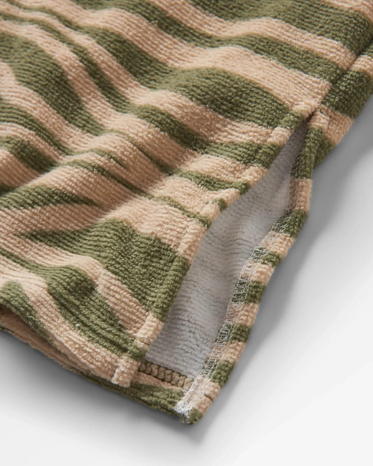 tulum_recycled_towel_surfponcho__strata_khaki_3.webp Shop Tulum Recycled Towel Surf-Poncho - Strata Khaki Handtücher | Surf-ponchos