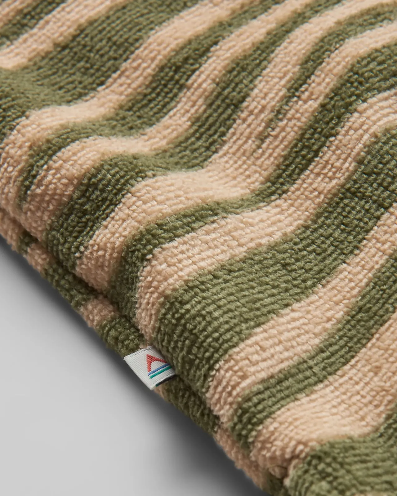 tulum_recycled_towel_surfponcho__strata_khaki_5.webp Shop Tulum Recycled Towel Surf-Poncho - Strata Khaki Handtücher | Surf-ponchos