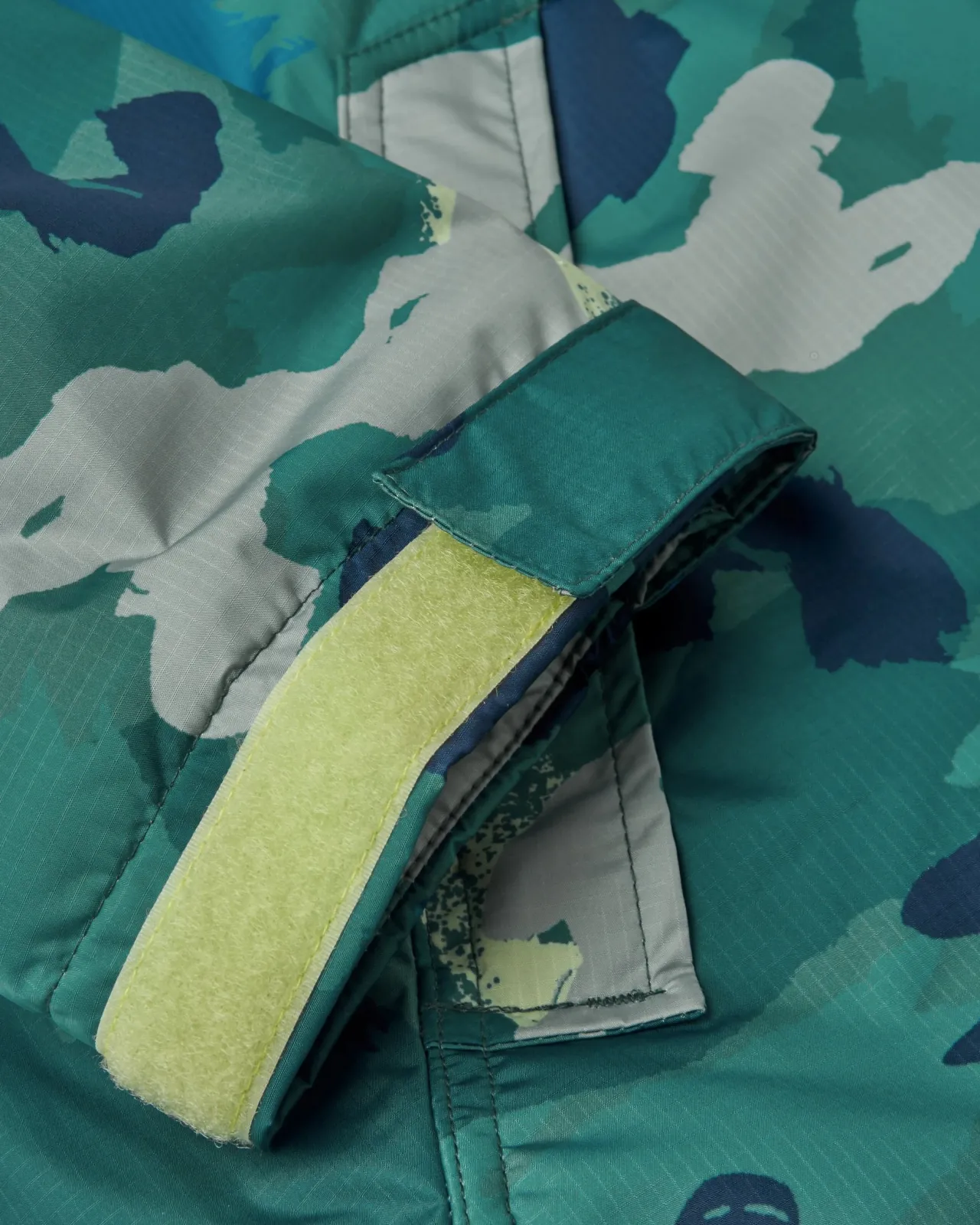 waves_recycelter_sherpa_geftterter_surfponcho__alpentarnung_regenwald_10.webp Store Waves Recycelter Sherpa Gefütterter Surf-Poncho - Alpen-Tarnung Regenwald Surf-ponchos | Surf-ponchos