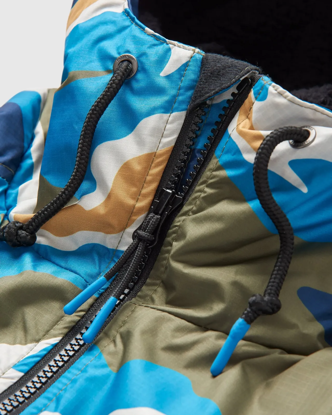 waves_recycelter_sherpa_geftterter_surfponcho__bergszenenkhaki_2.webp Online Waves Recycelter Sherpa Gefütterter Surf-Poncho - Bergszenen- Surf-ponchos | Surf-ponchos