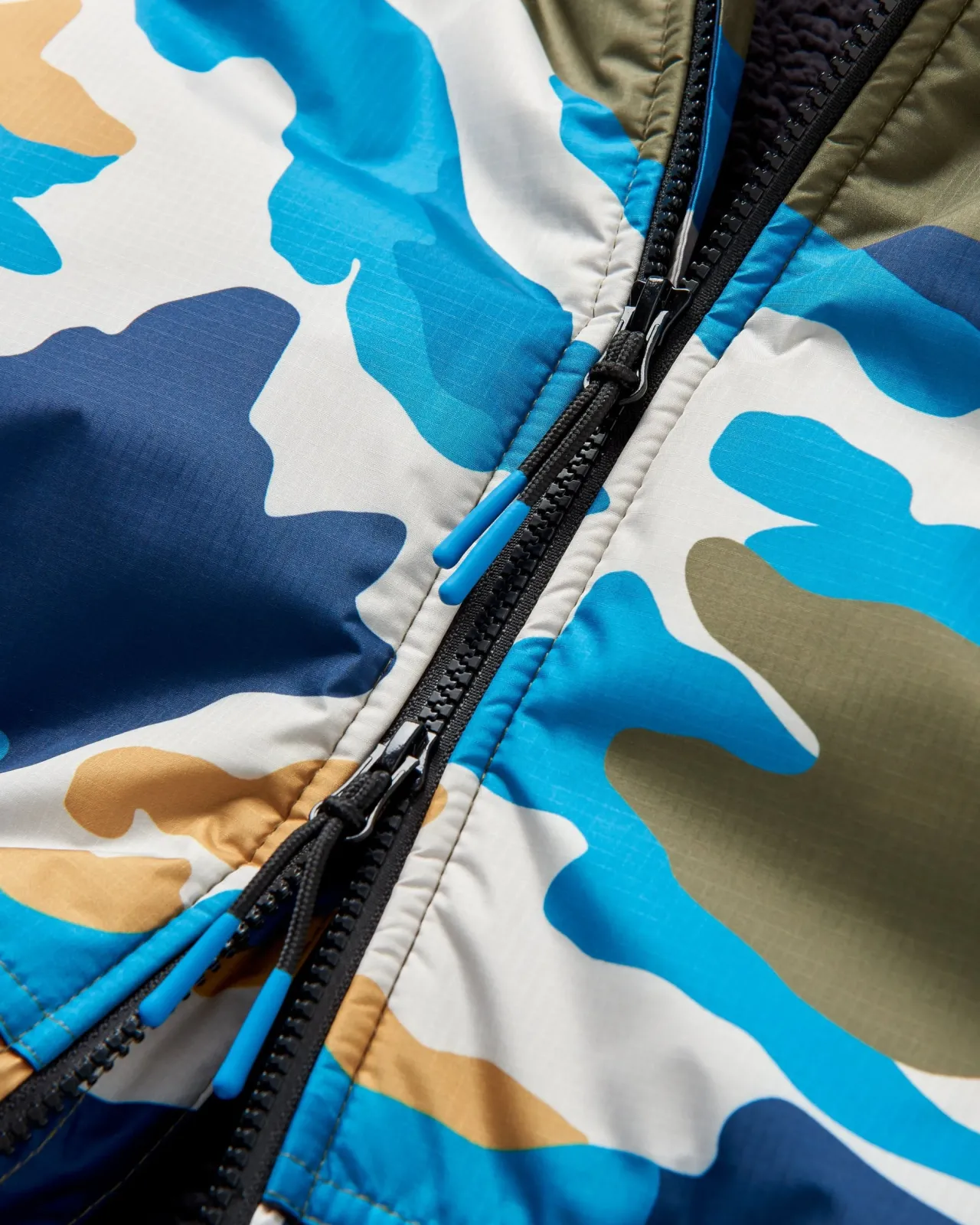waves_recycelter_sherpa_geftterter_surfponcho__bergszenenkhaki_3.webp Online Waves Recycelter Sherpa Gefütterter Surf-Poncho - Bergszenen- Surf-ponchos | Surf-ponchos