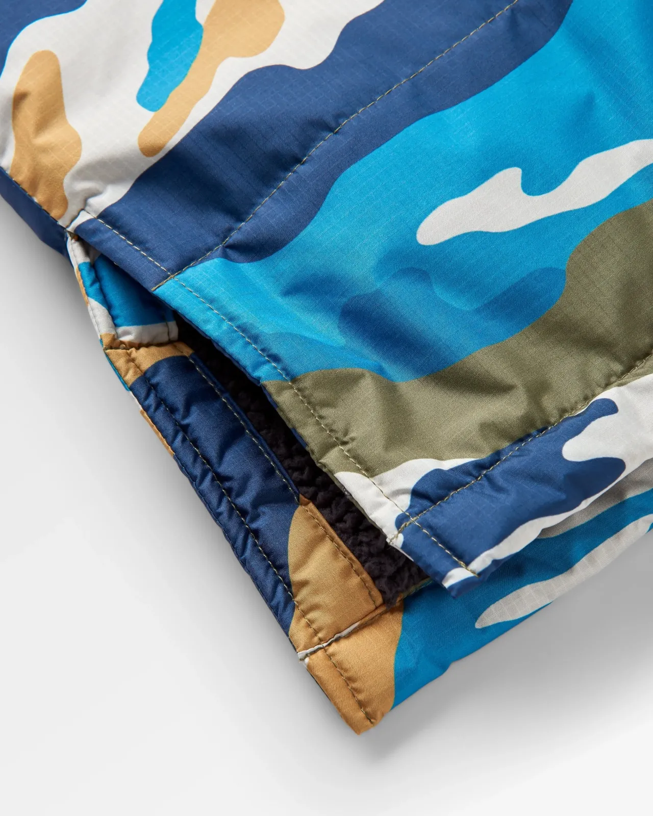 waves_recycelter_sherpa_geftterter_surfponcho__bergszenenkhaki_5.webp Online Waves Recycelter Sherpa Gefütterter Surf-Poncho - Bergszenen- Surf-ponchos | Surf-ponchos