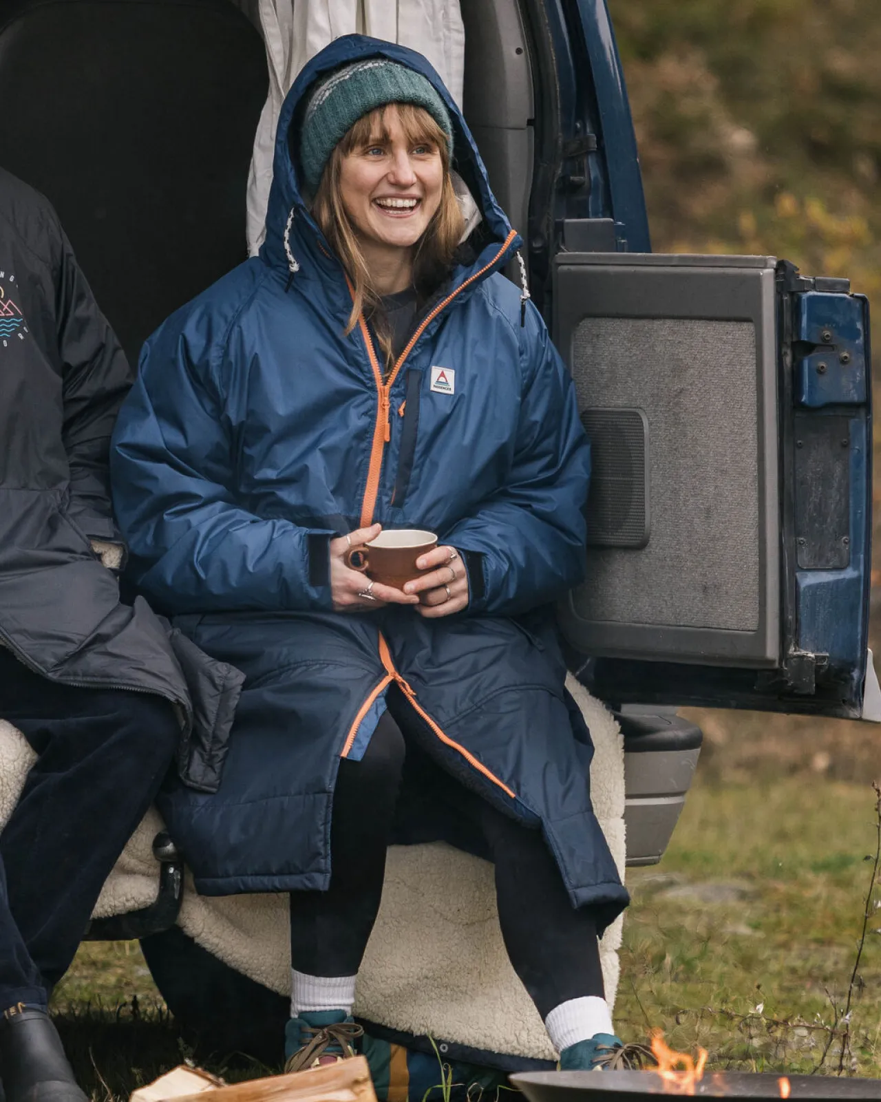 Hot Waves Recycelter Sherpa Gefütterter Surf-Poncho - Dunkles Denim/ Tiefes Marineblau Surf-ponchos