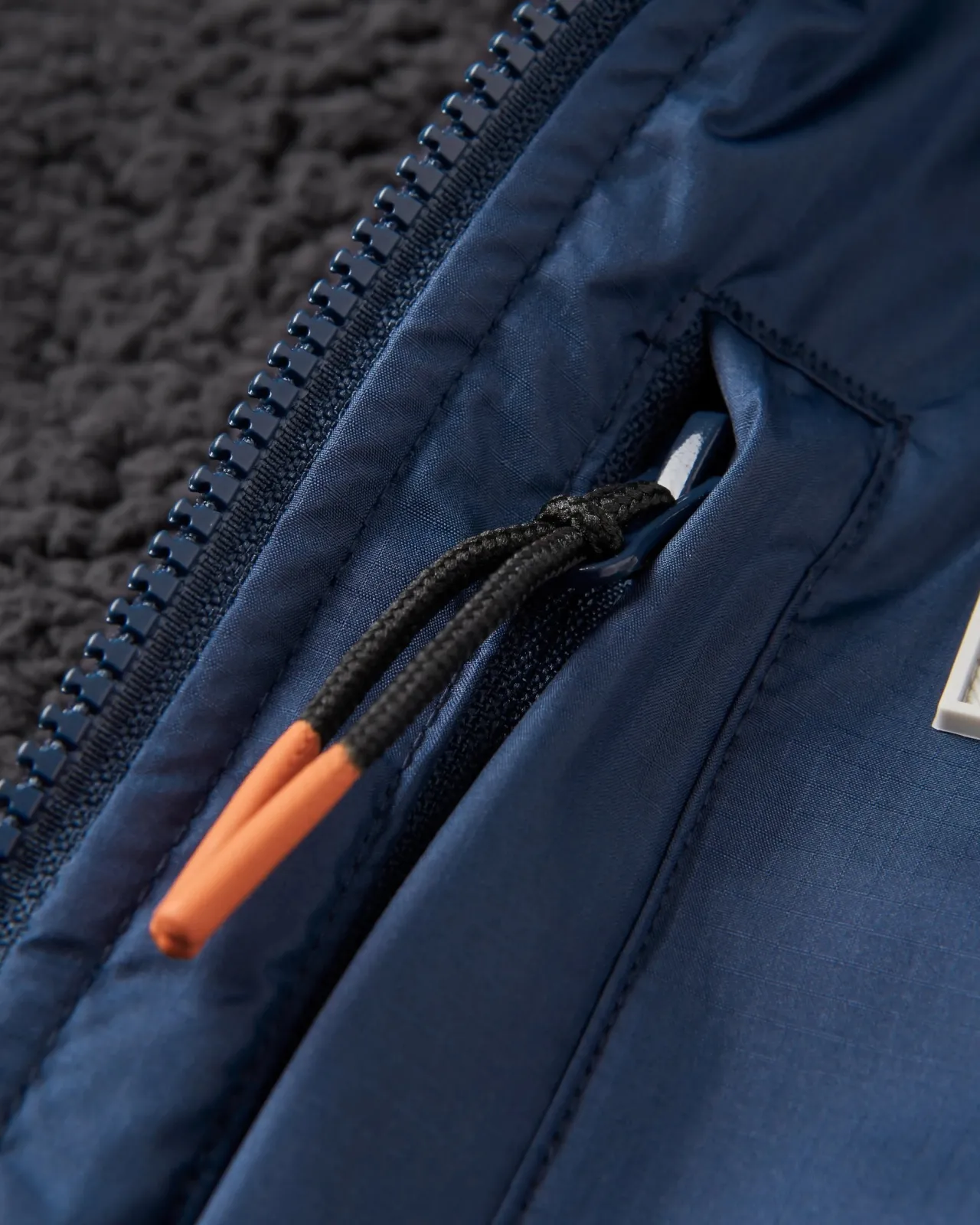 waves_recycelter_sherpa_geftterter_surfponcho__tiefes_marineblau_9.webp Outlet Waves Recycelter Sherpa Gefütterter Surf-Poncho - Tiefes Marineblau Surf-ponchos | Surf-ponchos