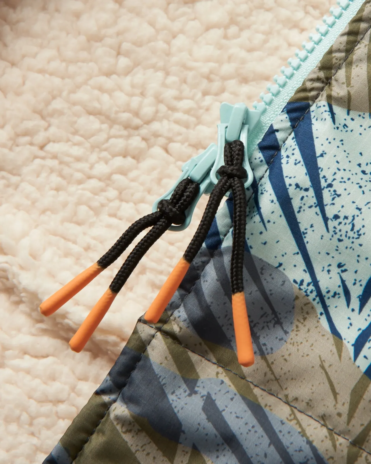 waves_recycled_sherpa_lined_changing_robe__palm_camo_apricot_5.webp Flash Sale Waves Recycled Sherpa Lined Changing Robe - Palm Camo Apricot Surf-ponchos | Surf-ponchos
