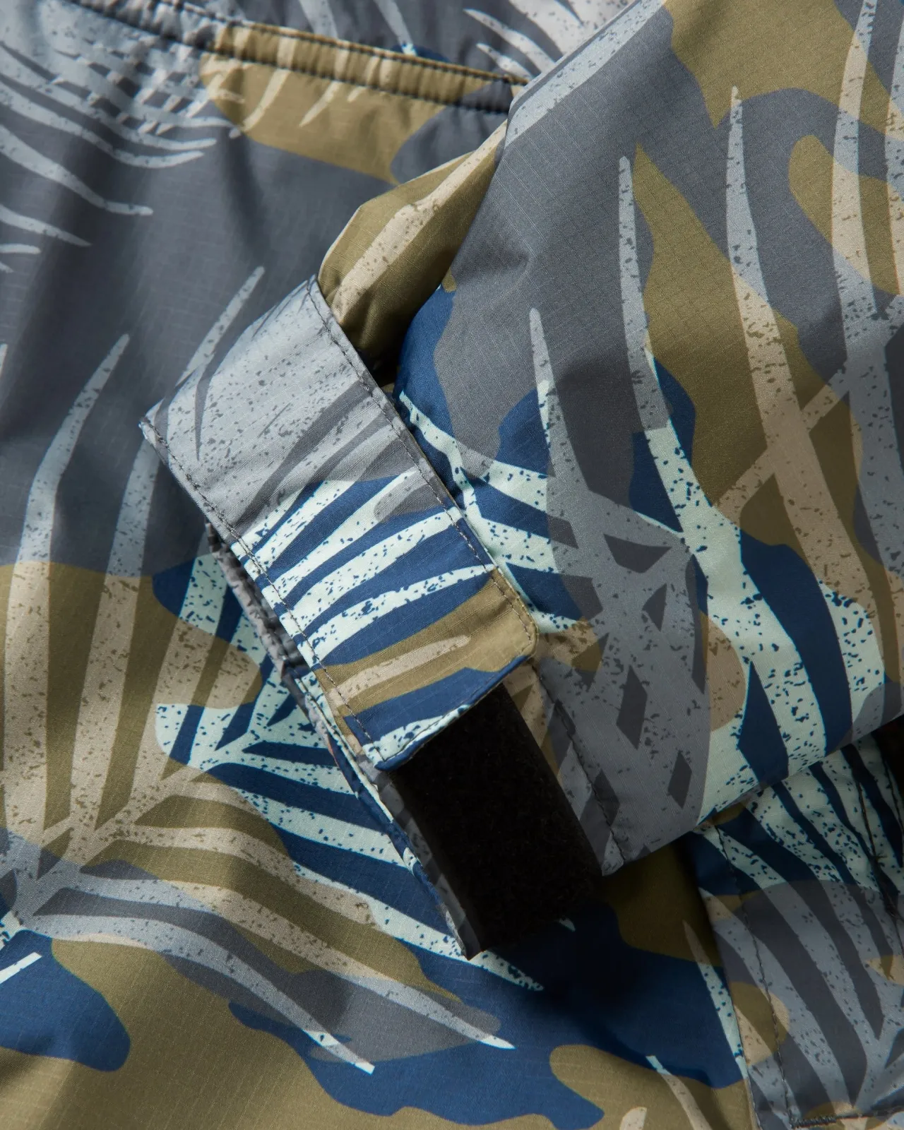 waves_recycled_sherpa_lined_changing_robe__palm_camo_apricot_8.webp Flash Sale Waves Recycled Sherpa Lined Changing Robe - Palm Camo Apricot Surf-ponchos | Surf-ponchos