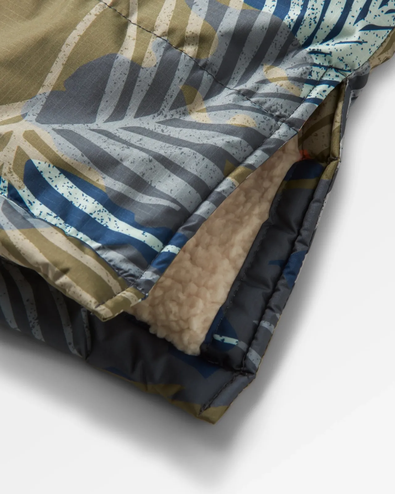 waves_recycled_sherpa_lined_changing_robe__palm_camo_apricot_9.webp Flash Sale Waves Recycled Sherpa Lined Changing Robe - Palm Camo Apricot Surf-ponchos | Surf-ponchos
