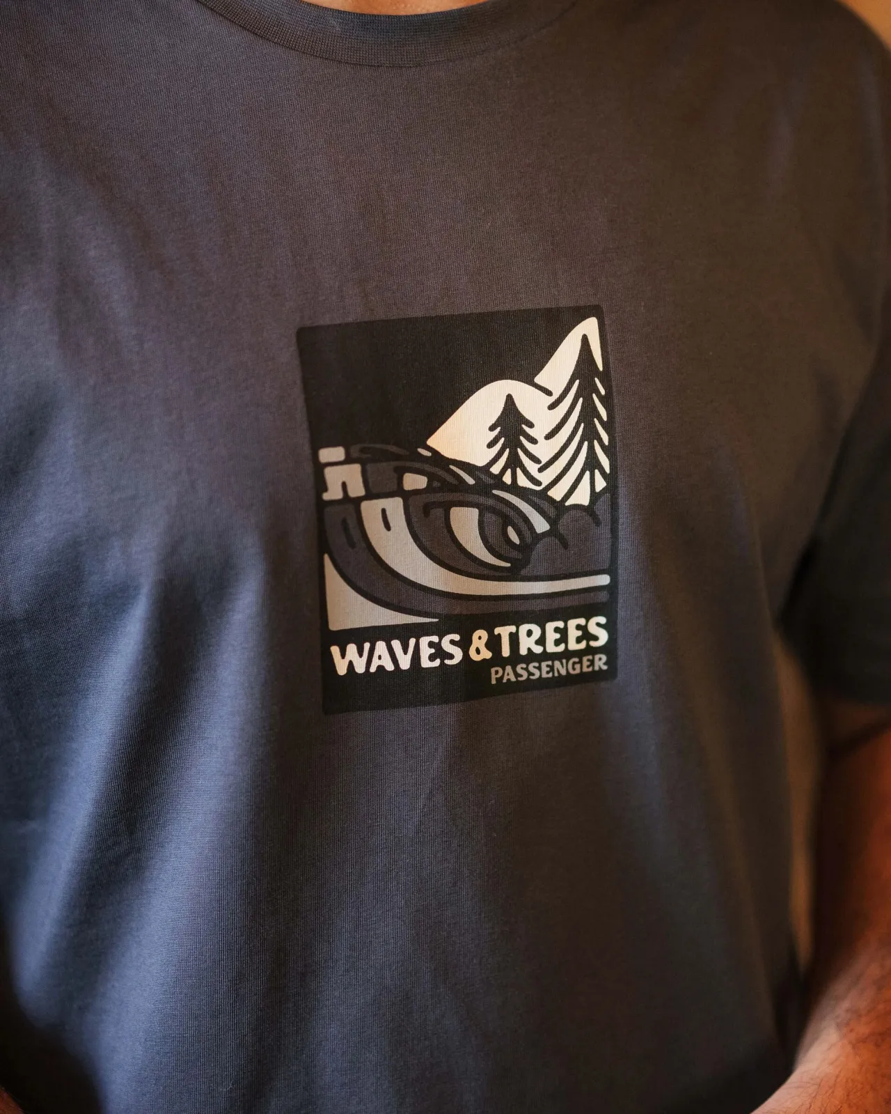 waves_u_trees_biobaumwolltshirt__holzkohle_3.webp Hot Waves u0026 Trees Bio-Baumwoll-T-Shirt - Herren T-shirts & Tanktops
