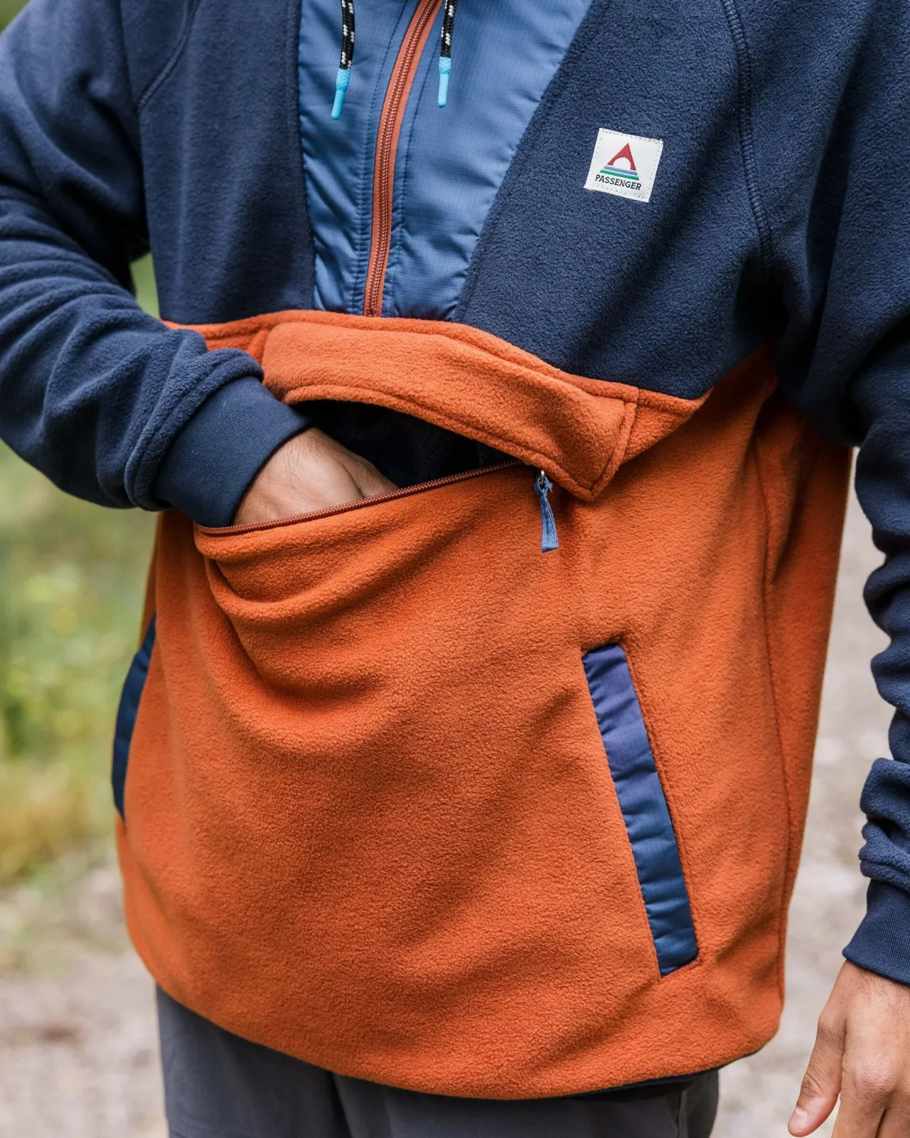 woodland_kapuzenpullover_mit__reiverschluss_aus_recyceltem_polarfleece__tiefes_marine_gebrannter_ton_6.webp Clearance Woodland Kapuzenpullover mit 1/2 Reißverschluss aus recyceltem Polarfleece - Tiefes Marine/ Gebrannter Ton Herren Fleece | Fleece